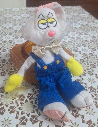 Peluche con peto azul y pajarita