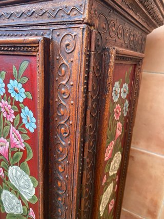 Mueble de madera decorado con flores