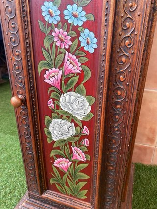 Mueble de madera decorado con flores