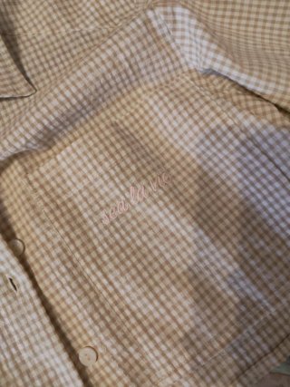 Camisa con etiqueta de cuadros beige y blanca