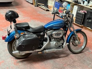 Harley-Davidson Sportster XL 883 C Custom Azul