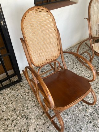 Mecedora antigua de madera y ratán