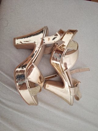 Sandalias doradas tacón