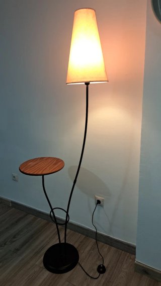 Lámpara de pie con mesita auxiliar