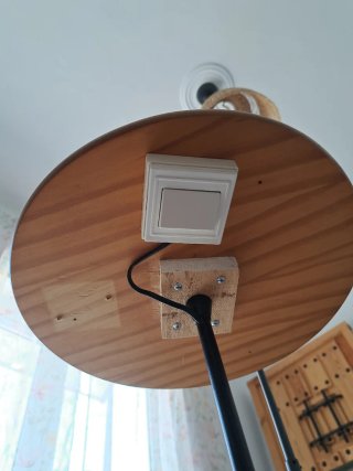 Lámpara de pie con mesita auxiliar
