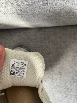 Asics Gel Kayano bege/prateado