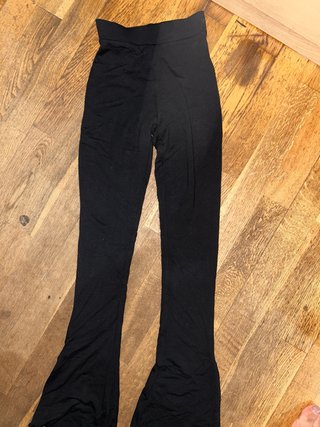 Leggings negros acampanados