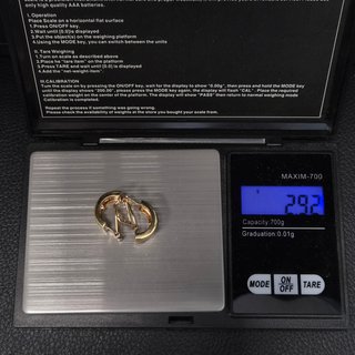 Pendiente de oro de 18k con piedras. 2.92 gr.