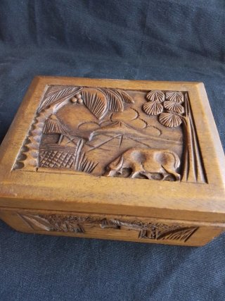 Caja de fumador tallada a mano
