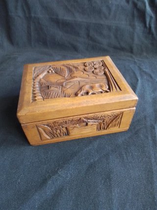 Caja de fumador tallada a mano