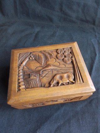 Caja de fumador tallada a mano