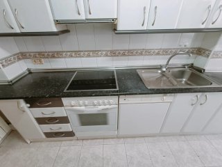 Muebles de cocina blancos y antracita