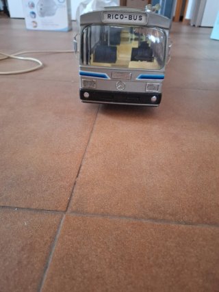 Autobús Rico Bus con mando a distancia
