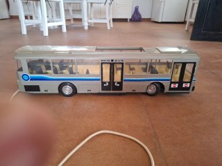 Autobús Rico Bus con mando a distancia