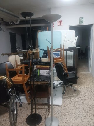 2 Lámparas de pie gris y negro metal/plástico