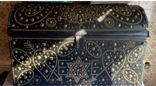Cofre baúl cuero negro remaches dorado antiguo