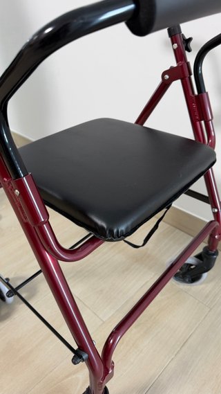 Andador para mayores con asiento, canasto y ruedas