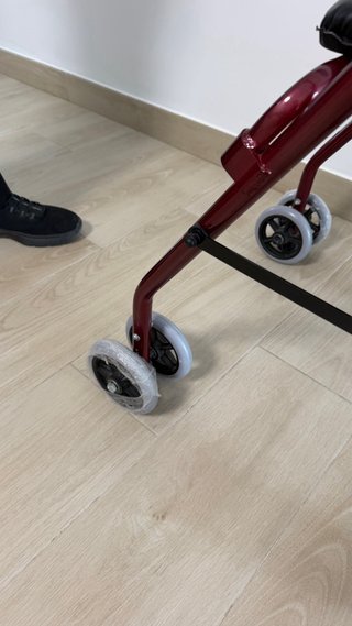 Andador para mayores con asiento, canasto y ruedas