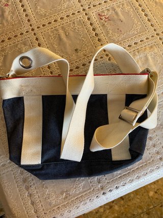 Bolso Tommy Hilfiger azul y blanco