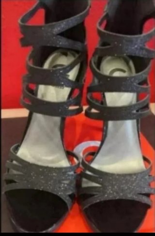 Sandalias Guess Negras y Plateadas