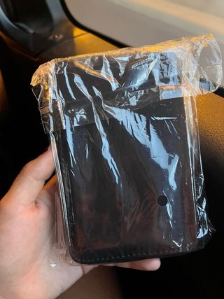 Cartera de mano negra con cremallera