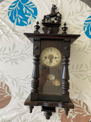 Reloj de pared con péndulo