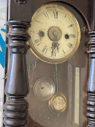 Reloj de pared con péndulo