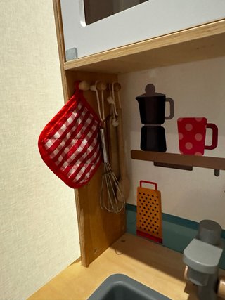 Cocinita de madera con accesorios