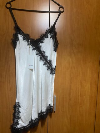Top lencero blanco con encaje negro