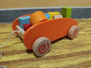 Coche de arrastre de madera con figuras