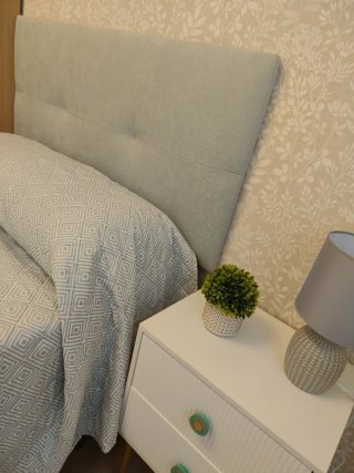 Colchón y base tapizada con patas de 90