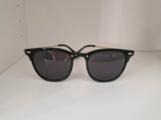 Gafas de sol negras y doradas