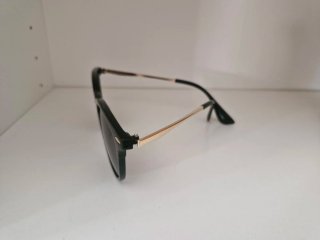 Gafas de sol negras y doradas