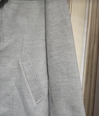 Abrigo gris hombre con etiqueta