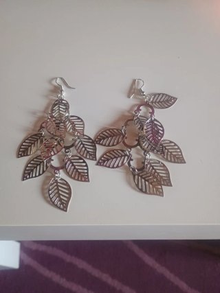 Pendientes largos plateados con hojas