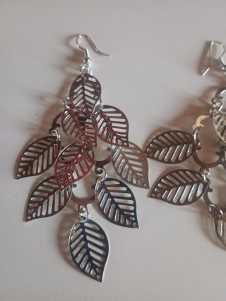 Pendientes largos plateados con hojas