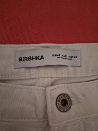 Bermuda Bershka blanca desgastada