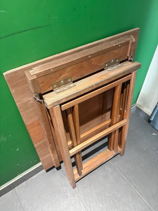 Mesa de madera, sofá y silla