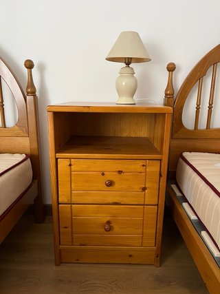 2 camas 1.05m (somier y colchón) + cómoda madera