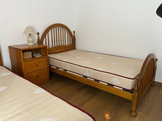 2 camas 1.05m (somier y colchón) + cómoda madera