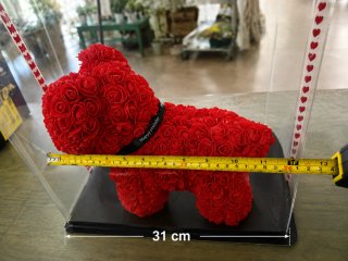 Perrito decorativo de rosas rojas