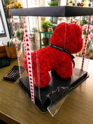 Perrito decorativo de rosas rojas