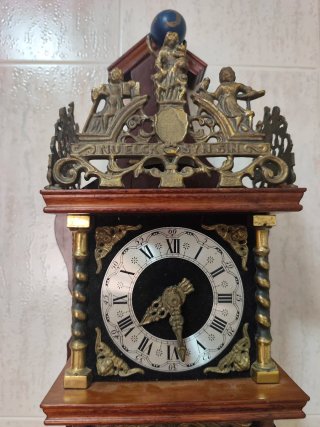 Reloj de pared antiguo 1979