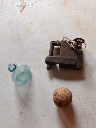 Candado antiguo y bola de cañón