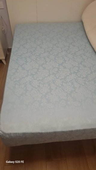 Dormitorio: 3 muebles, silla,somier y colchón.