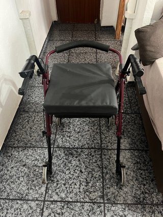 Andador con ruedas, asiento y cojín antiescaras
