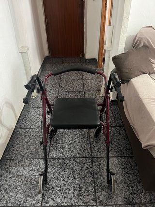 Andador con ruedas, asiento y cojín antiescaras