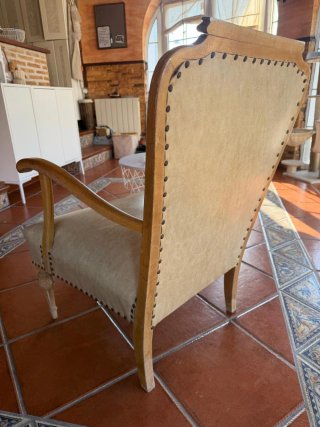 Butaca antigua de cuero y madera