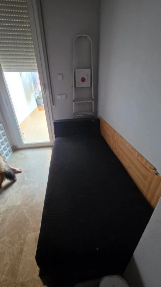 Se Regala El lote Una mesa , muebles,  un cuadro.