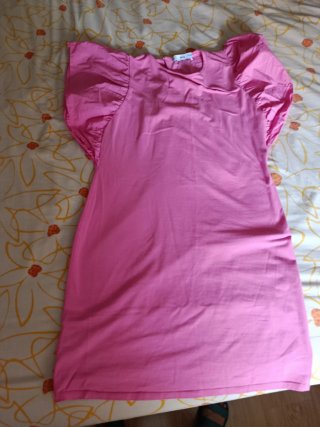 Vestido rosa con mangas de volantes
